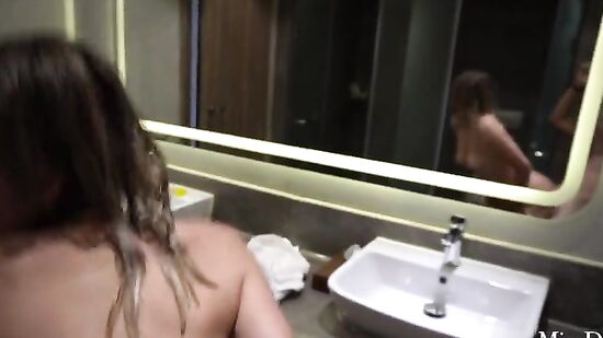 Молодая парочка занимается сексом во время и после горячего душа