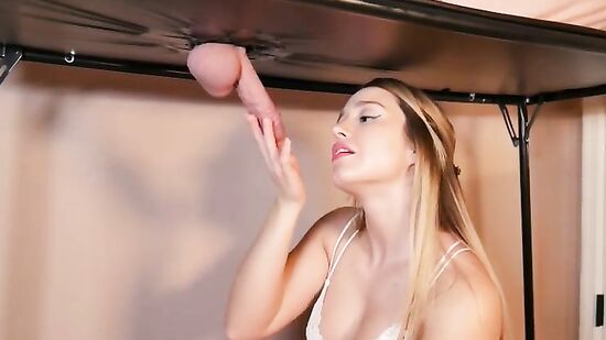 Девушка кайфует, когда сосет и доит член, пока он не кончит