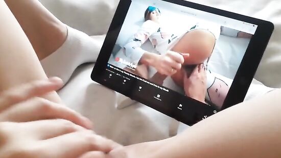 Смотрю порно и ласкаю киску, пока не кончу