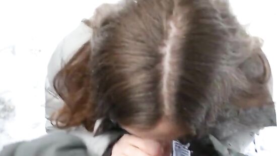 На улице ноль градусов, а моя подруга согласилась отсосать член со спермой на личико