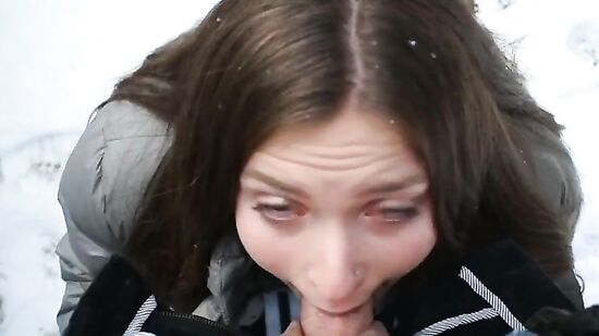 На улице ноль градусов, а моя подруга согласилась отсосать член со спермой на личико