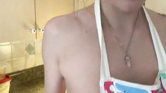 Молодая и нежная женушка вкусно готовит и радует мужа сладким сексом на кухне