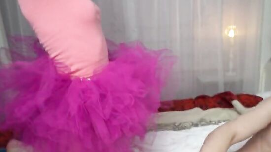 Молодую девушку жестко трахают возле зеркала