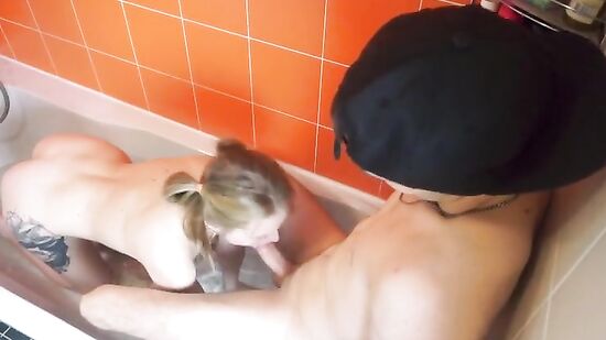 Домашний секс в ванной со спермой в киску