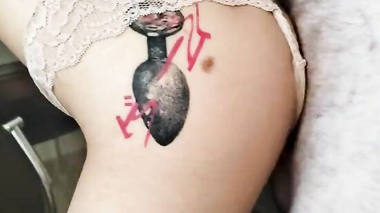 Страстный секс на кухне закончился спермой на трусики