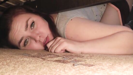 Толстушка застряла под кроватью и была трахнута в пухлую киску