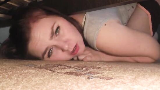 Толстушка застряла под кроватью и была трахнута в пухлую киску