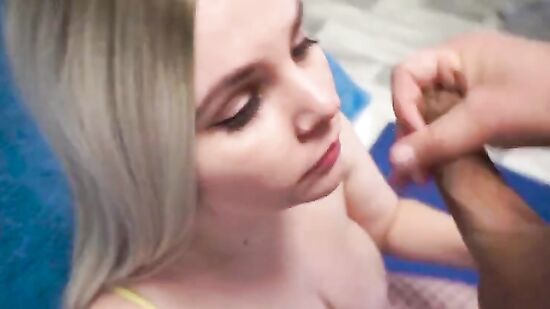 Парень трахает толстушку и кончает ей в ротик