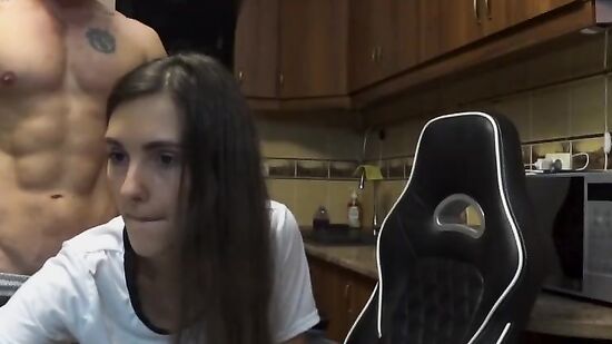 Реальный секс на кухне с симпатичной девушкой и её стройным парнем