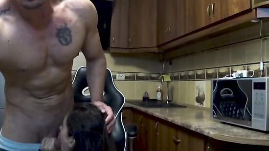Реальный секс на кухне с симпатичной девушкой и её стройным парнем