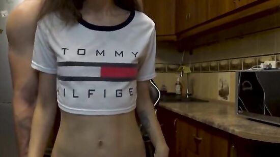 Реальный секс на кухне с симпатичной девушкой и её стройным парнем