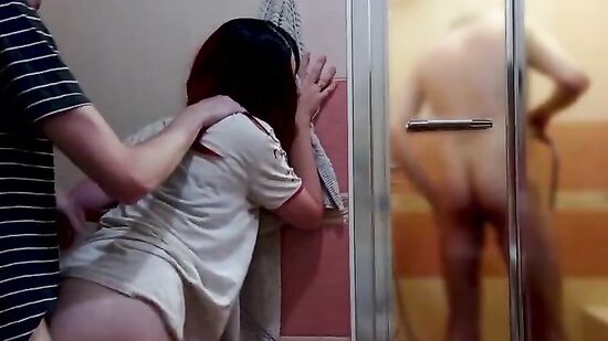 Жена изменяет, пока муж моется в душе