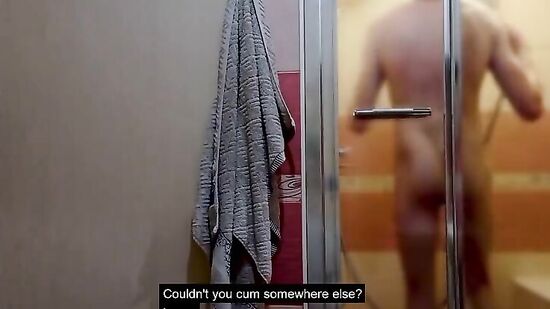 Жена изменяет, пока муж моется в душе