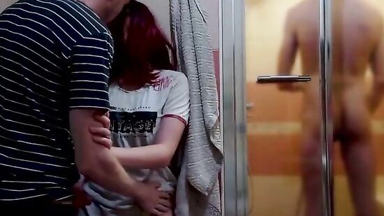 Жена изменяет, пока муж моется в душе