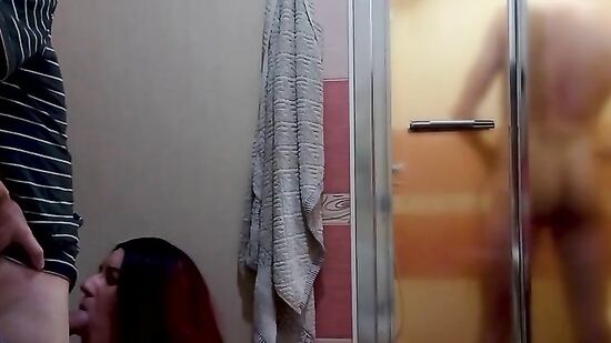 Жена изменяет, пока муж моется в душе