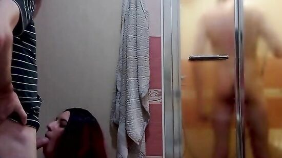 Жена изменяет, пока муж моется в душе