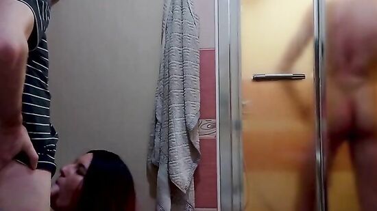 Жена изменяет, пока муж моется в душе