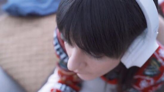 Русскую женщину ебут в анал, пока она играет в игру