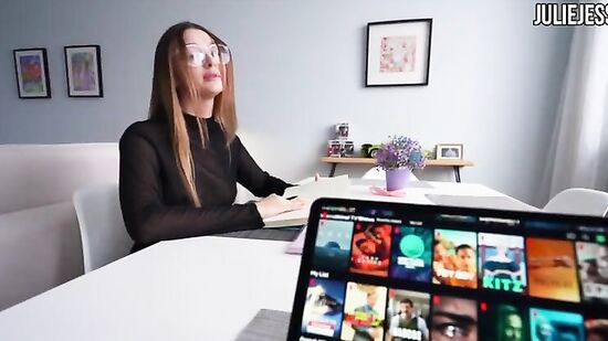 Сводная сестра-задротка получила много густой спермы на лицо