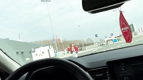 Попросила парня подвезти её до соседнего города, а за поездку расплатилась минетом