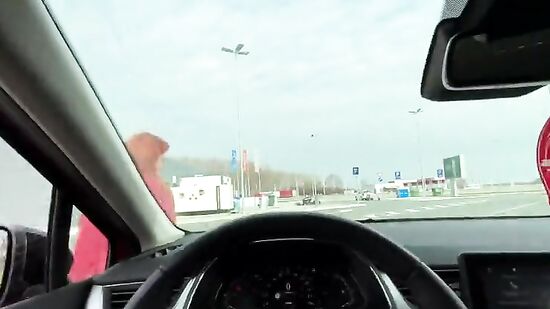 Попросила парня подвезти её до соседнего города, а за поездку расплатилась минетом