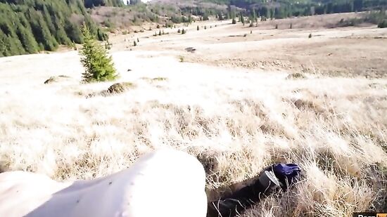 Молодая парочка занимается сексом на природе