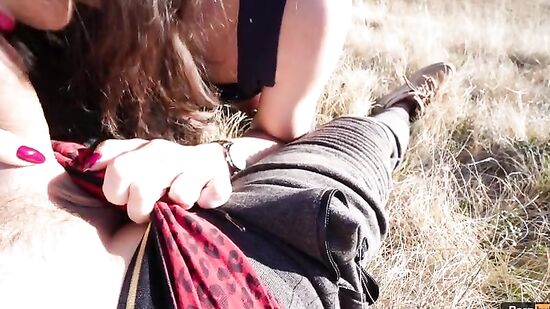 Молодая парочка занимается сексом на природе