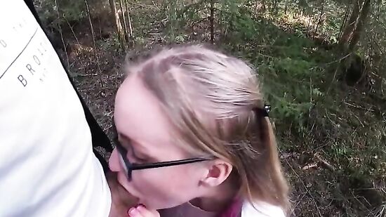 Моя девушка на самом деле любит сосать и трахаться в анал с кремпаем, даже на природе