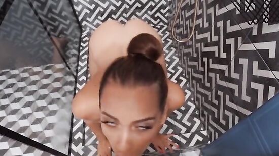 Дай мне полотенце, я собиралась в душ! - Нет, нет, нет - сначала минет!