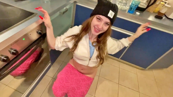 Молодая соседка дала на кухне как опытная шлюшка