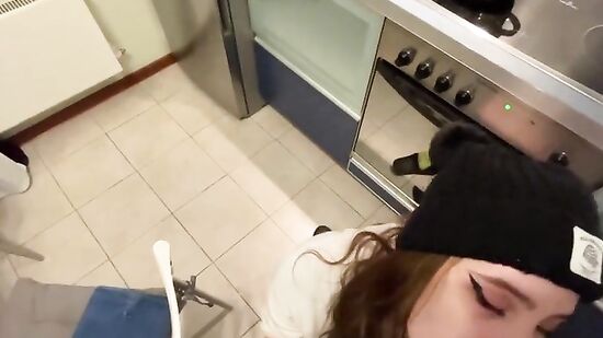 Молодая соседка дала на кухне как опытная шлюшка