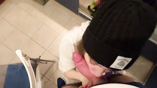 Молодая соседка дала на кухне как опытная шлюшка