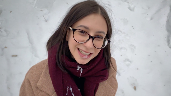 Русская милашка отсосала на природе со спермой в ротик