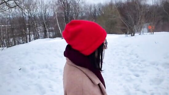 Русская милашка отсосала на природе со спермой в ротик