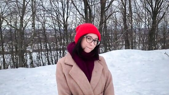 Русская милашка отсосала на природе со спермой в ротик