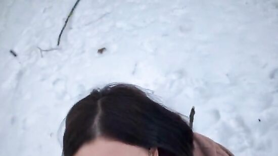 Русская милашка отсосала на природе со спермой в ротик