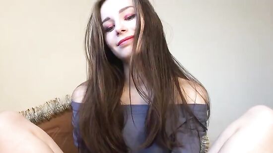 Милашка нежно дрочит ножками и тем самым еще больше возбуждает своего парня