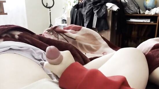 Пригласил подругу на чай, а после кончил на красивую грудь