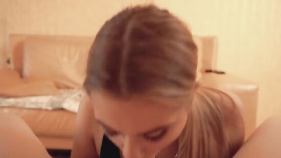 Не дал девушке позаниматься, а соблазнил на минет и секс