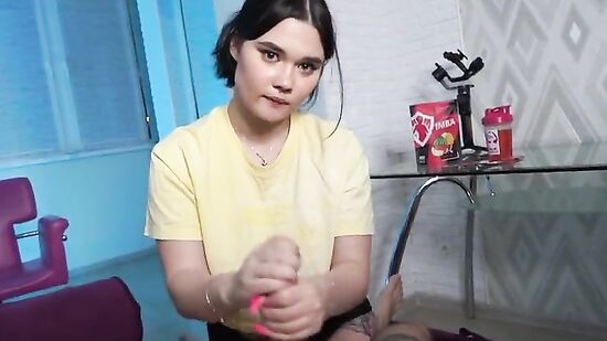 Классная русская девушка делает парню домашний минет с разговорами