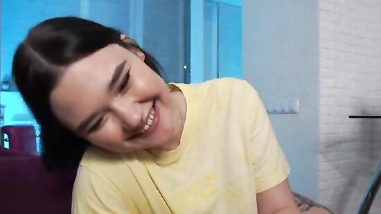 Классная русская девушка делает парню домашний минет с разговорами