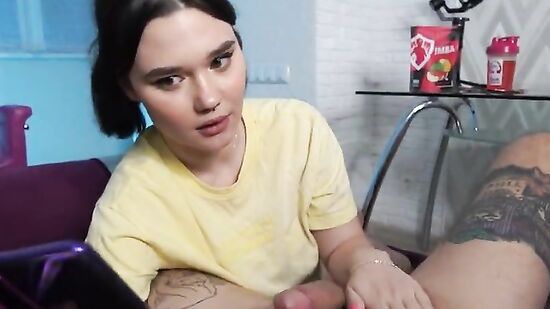 Классная русская девушка делает парню домашний минет с разговорами