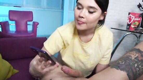 Классная русская девушка делает парню домашний минет с разговорами