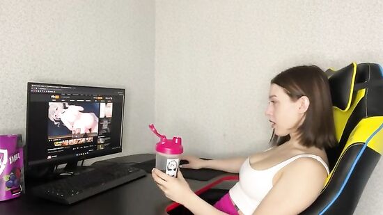 Русская фитоняшка смотрит порнушку, а потом показывает грудь и пышную попку