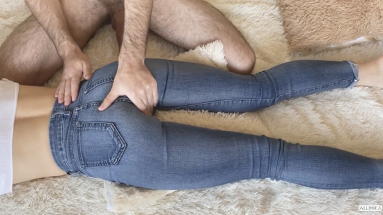 Девушка из Тиндера с идеальной попкой зашла в гости на массаж и секс