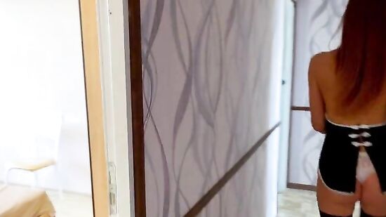 Горничная-шлюшка убирает в квартире и трахается с хозяином со спермой на лицо