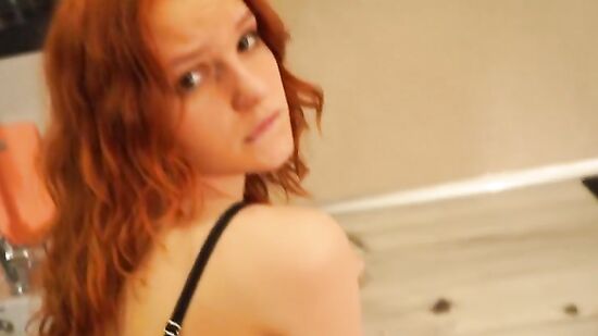 Изменяю парню на его сьемной квартире и даю ему трахать в анал на кухне