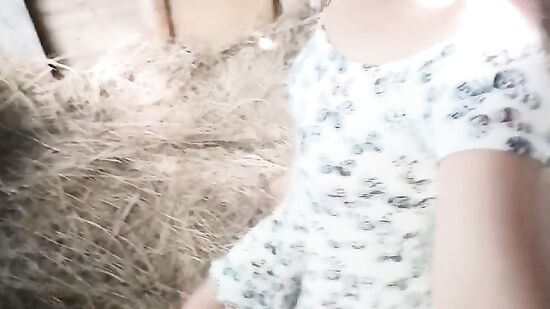 Русская девушка с небритой киской и попой развлекается на сене