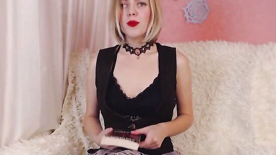 Возбуждающая русская девушка страстно танцует и соблазняет стриптизом на дрочку