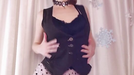 Возбуждающая русская девушка страстно танцует и соблазняет стриптизом на дрочку